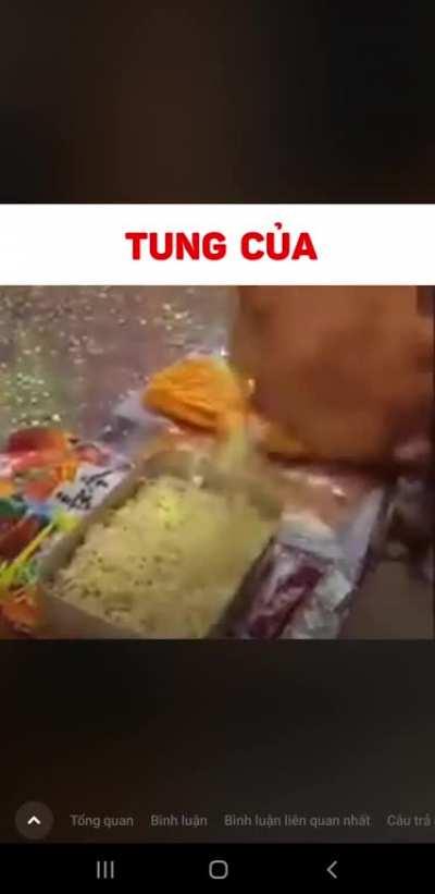 Blursed_how to eat noodles