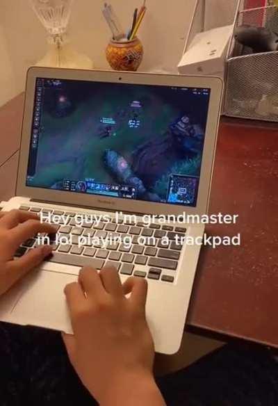 Grandmaster leesin playing on trackpad