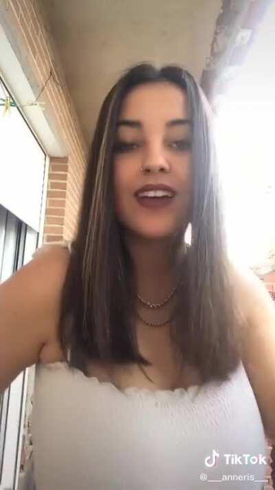 Se acuerdan de ella, en un post la mencionaron tiene también 17 o 16 años pero aquí por más que quieran no se ve como Amywinos y es video lo que nunca ha echo ella moviendo las grandes tetas o que piensan