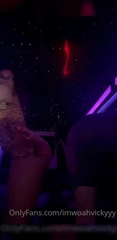 Turn ur brightness all the way up n u see her pussy lips when she twerks