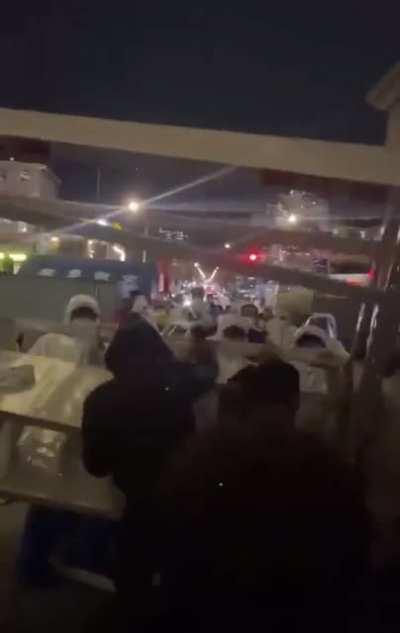 JUST IN: Protest against strict confinement continue tonight in China in Jinan in Lixia district 🚨