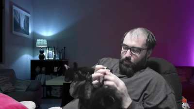 Ahmad canlı yayında kedisinin zurnasıyla oynuyor