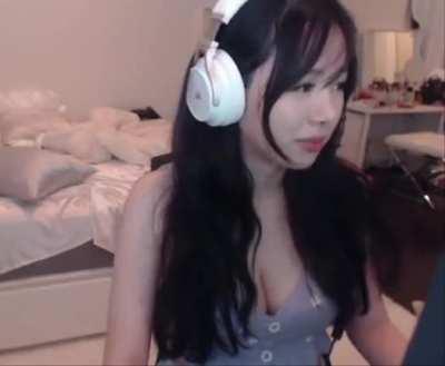 Ploo's stream outfit