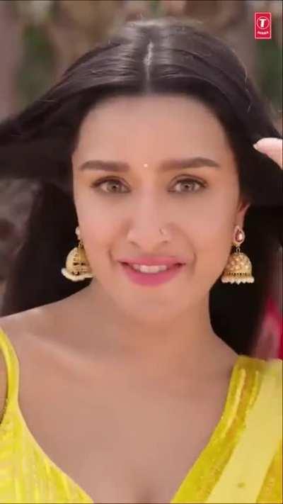 Shraddha Kapoor show me the thumka 