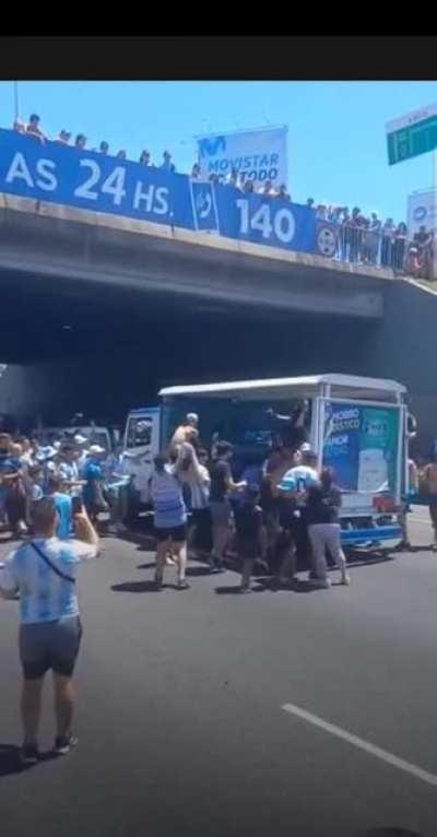 Argentinos ayudan a cargar gaseosas que se habian caido del camion de reparto