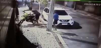 Un flaco se defiende de unos chorros con una de Street Fighter