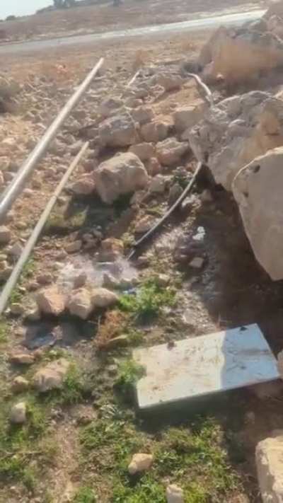 Illegal Settlers open water pipe in Umm al-Khair to waste resources