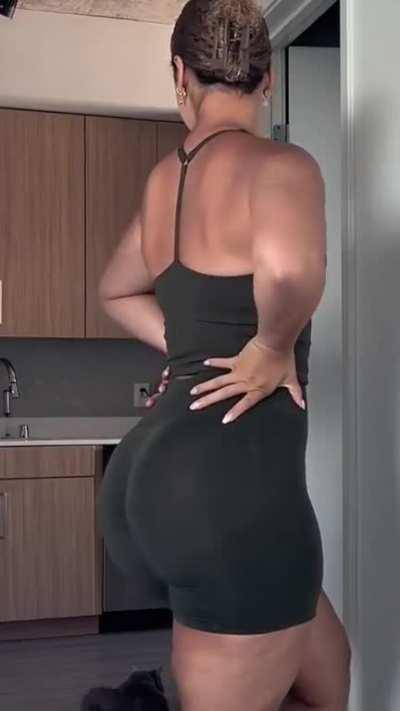 Ana with the booty shorts ð