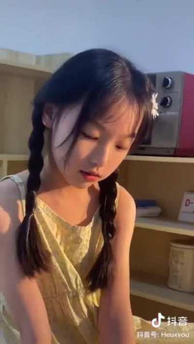 宝宝懂事，小小年纪当童模给家里赚钱