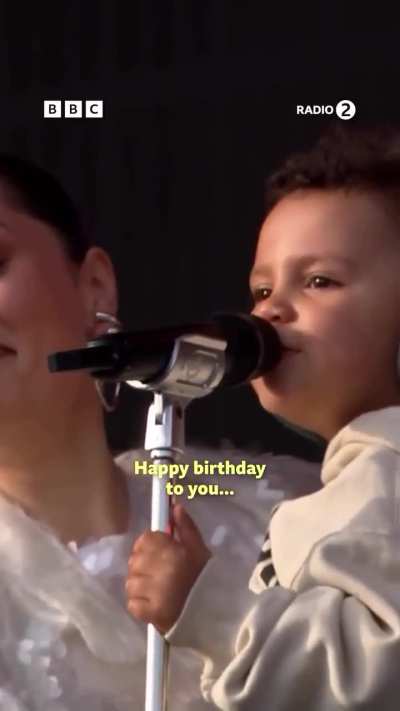 Jessie bringing her son onto stage at Radio 2 in the Park