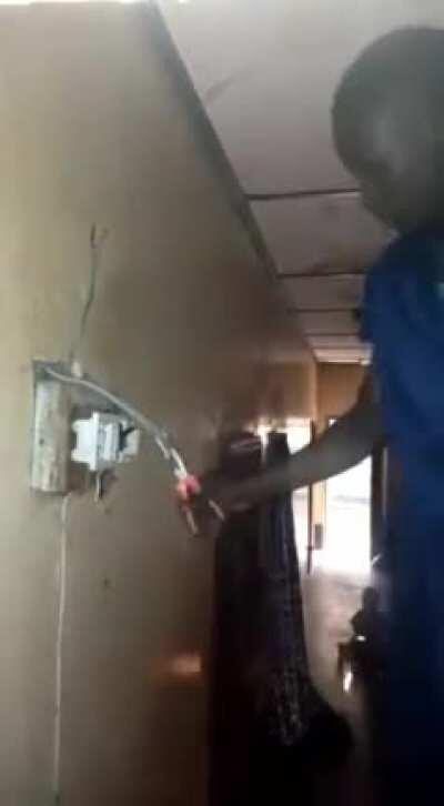 Cutting live wires with scissors?