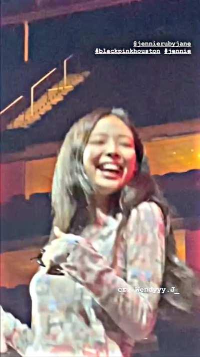 NO BRA JENNIE?
