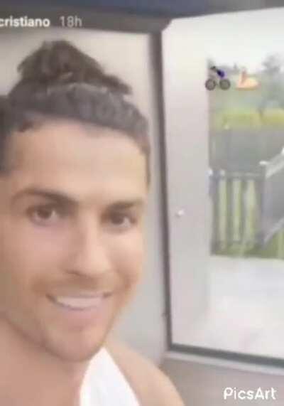 Ronny si allena mentre ascolta il marzone