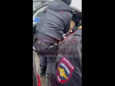 Менты из Санкт-Петербурга жестко скрутили опасного преступника — 14-летнюю школьницу, возвращавшуюся домой с занятий. Девочка перешла улицу в неположенном месте. Бравые полицаи оказались тут как тут и впятером попытались запихнуть нарушительницу в патруль