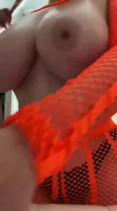 Her tits look so good covered in oil 😍