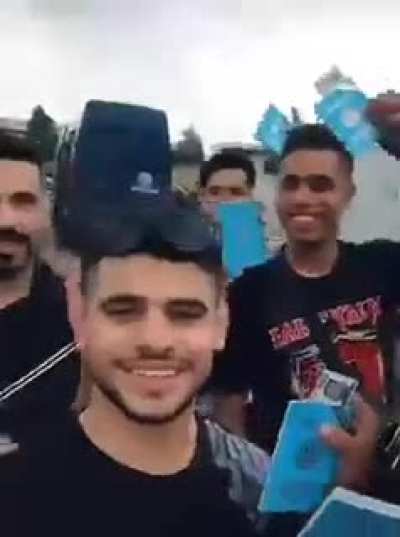 ΔΕΊΤΕ ΧΑΡΑ ΟΙ ΈΛΛΗΝΕΣ ΤΗΣ ΑΣΊΑΣ ΌΤΑΝ ΤΟΥΣ ΔΈΧΤΗΚΕ ΕΠΙΤΈΛΟΥΣ Η ΜΑΝΑ ΕΛΛΑΣ