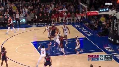 [Highlight] Julius Randle executes a rare ‘pick and stand’, where instead of rolling wide open to the rim or popping out, he stands there and does nothing