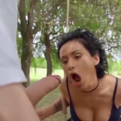 Mi bestie me invito a salir al parque, me dio un helado con sabor extraño y me dijo que tenia que mamarsela para que me regresara a la normalidad