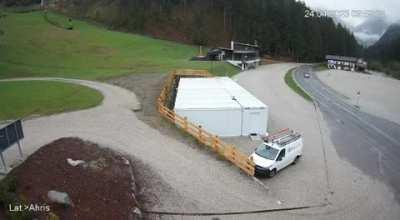 (4/22/2023) Huge Boulder rolls downhill onto road due to heavy rainfalls in Italy, nearly hitting a car.