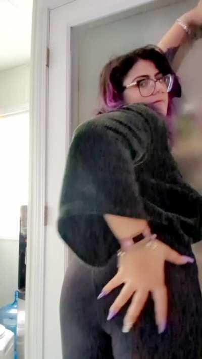 No makeup, no bra, no fucks given. ☺️ [OC][GIF]