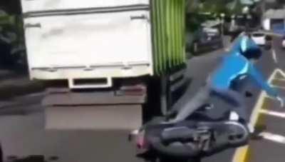 Running away from the traffic enforcer