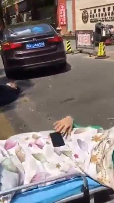 上海老伯为救病重女儿，使尽浑身解数，仍被医院居拒于门外
