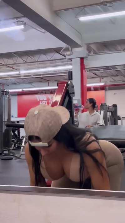 Love when girls show their asses in the gym and aren't bitchy about it
