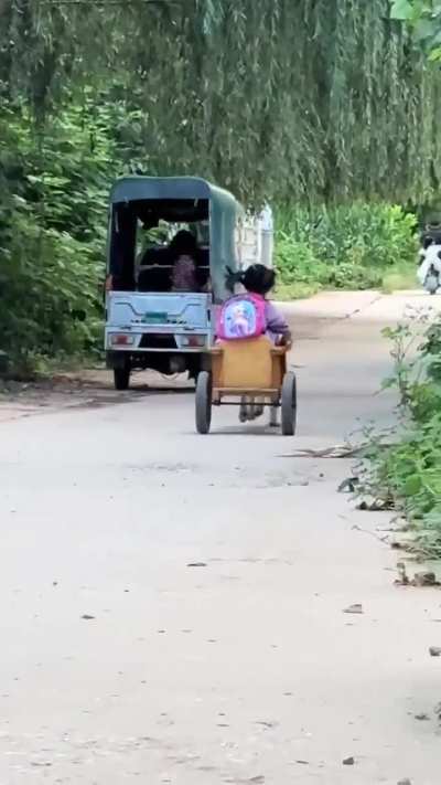 The family dog ​​picks up the little girl from school with the car her father designed.