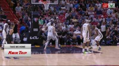 [Highlight] Tyler Herro attempts to put Bobby Portis on a poster