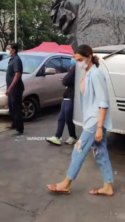 Deepika Padukone spotted after the shoot of Shakun Batra's next 💕