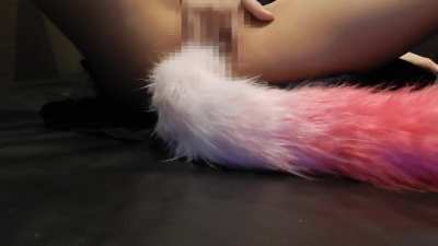 この官能的なビデオでは、セクシーなセーラー服を着た女性が個室ネットカフェで官能的な時間を過ごします。彼女はアナルに尻尾をつけ、官能的なオナニー体験を高めます。このビデオは、官能的な衣装と官能的な小道具を組み合わせた官能的な自己満足の瞬間を捉えています。