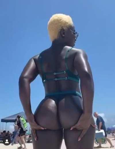 My god, I bet it’s soft asf hitting it from the back🤤🤤