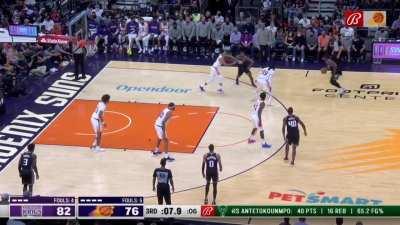 [Highlight] Davion Mitchell sends Landry Shamet to the floor, but can't hit the shot