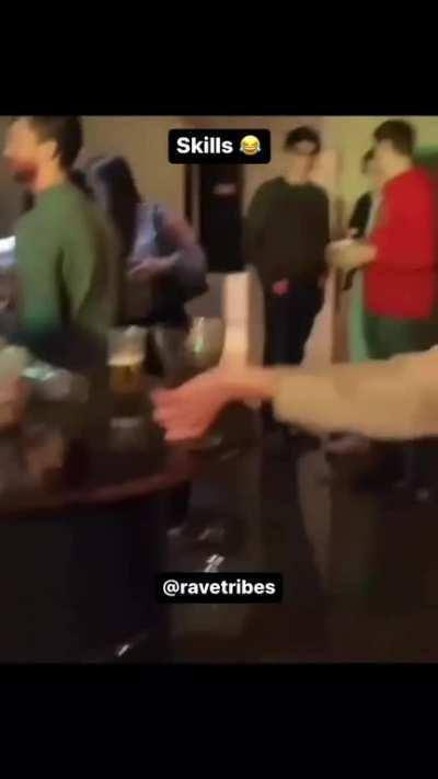 Wat een verspilling van bier. (Geen idee naar de oorsprong van deze video)