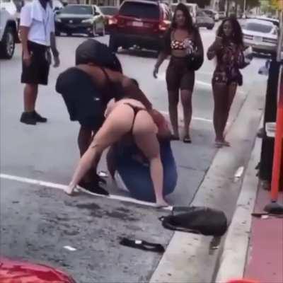 Topless woman gets into a fight in Miami