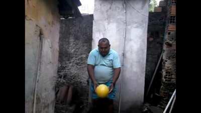 Dizem que foi esse vídeo que inspirou Pelé a jogar.....