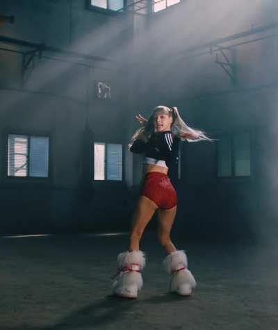 Lisa shaking her ass for Money 🤑💸💰