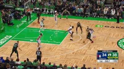 [Highlight] Derrick Curry navigates the pick and roll, kicks it out and relocates for the open three!