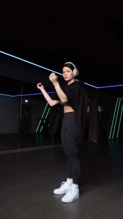 Wait until she turns around…