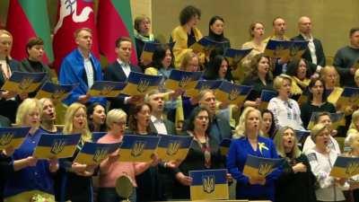 Powerful video. Today, the Lithuanian Seimas (parliament) sang the Ukrainian national anthem. Discussions of politicians and diplomats are planned for the anniversary of the invasion in the parliament, as well as a photo exhibition 