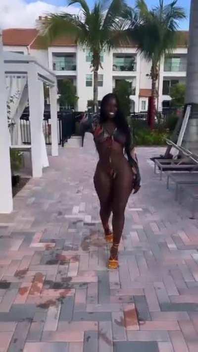 Melani (@ghanaiandol) [Instagram]