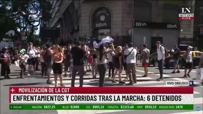 Sólo cortan la calle cuando el semáforo está en rojo kjjjj