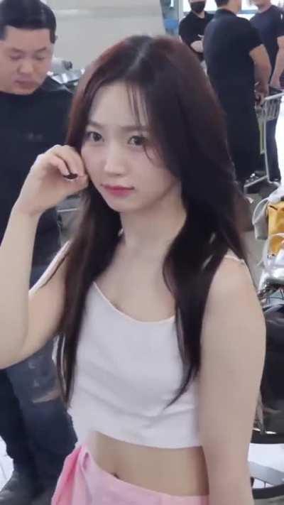 Oh Haewon with some bonus Bae