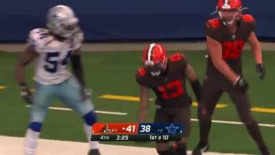 Baker Mayfield pitches the ball to Odell Beckham Jr, who almost gets tackled for a 12-yard loss. Beckham evades all the defenders and winds up scoring a 50-yard rushing touchdown in the final minutes of the game