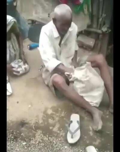 Incredible devotion. Poor old man stopping Ram mandir fund collector and giving his hard-earned savings