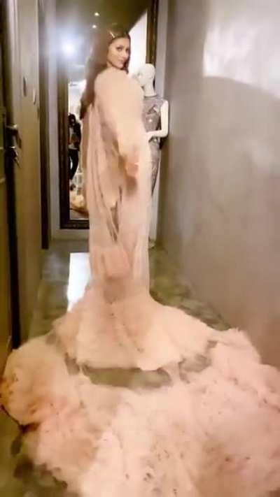 Busty bimbo Urvashi Rautela is a hoe with some A-Grade ball draining tits ✊✊🍆🍆💦💦💦