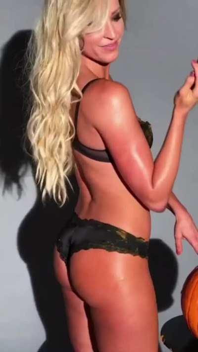 Throwback to Summer Rae giving us a Jiggly Twerk Show