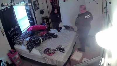 Two parole officers stole $6k in cash from a parolees home.