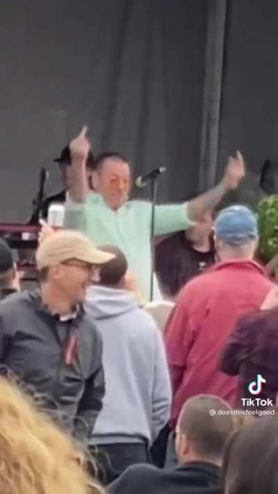 Going to a Smashmouth concert be like: