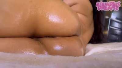 Would you fuck my lightskin pussy?